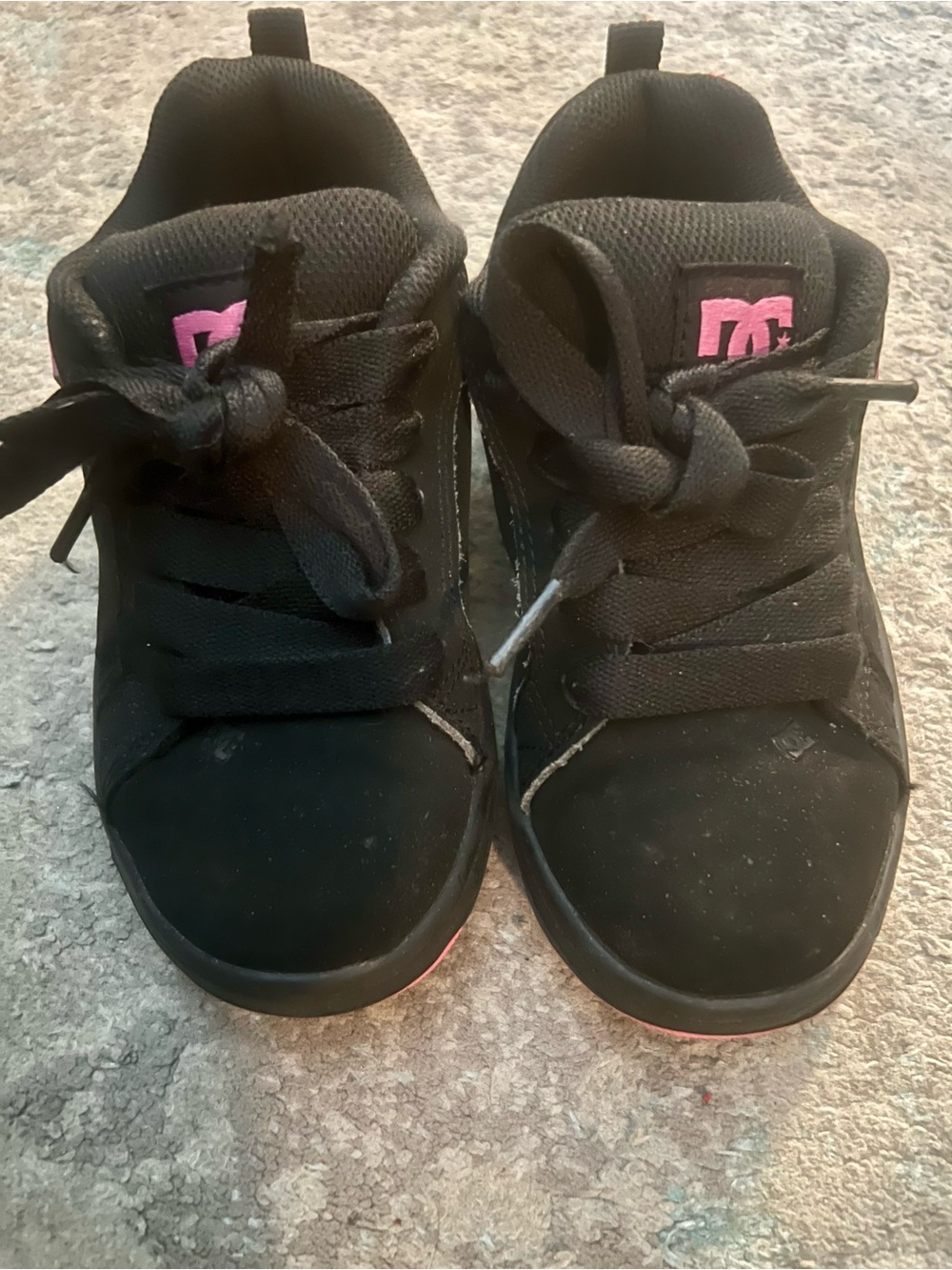 DC shoes Kids size 13 black Sneakers with Pink Logo Accents Y2K used good.